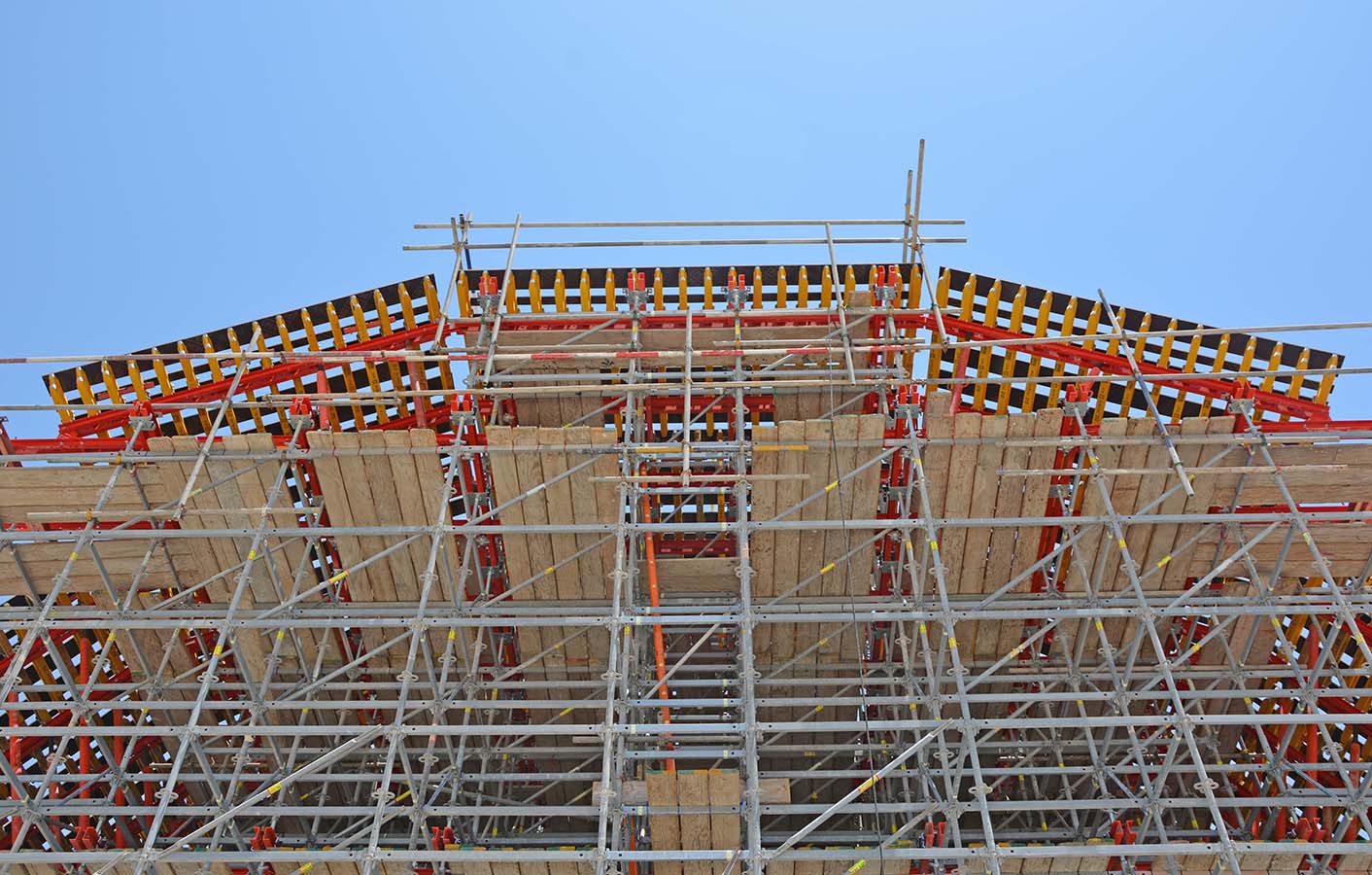 PERI UP shoring supporting the basic panels at the last pouring stage