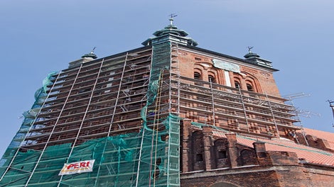 Widok elewacji zachodniej 42 m oraz południowej, wspartej na dźwigarach.