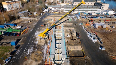 Elementy mostu w Tromsø powstały w Polsce – w stoczni jachtowej w Szczecinie – przy użyciu rusztowań PERI UP i systemu VARIOKIT. 