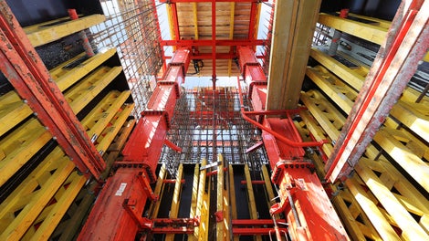 Увеличенная высота уровня +1 облегчает армирование в узких лифтовых шахтах, что в итоге позволило увеличить темп строительства. 