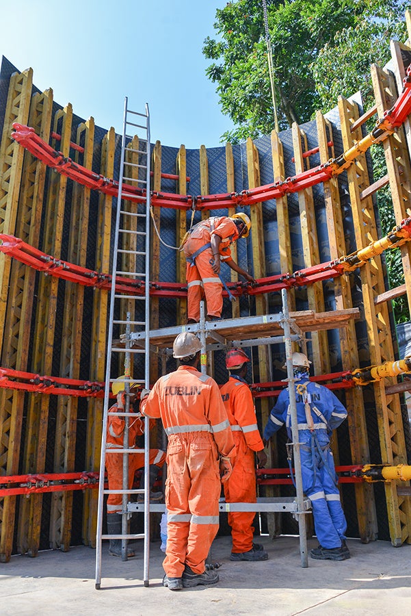 The GRV circular formwork is used for the realization of circular structures without the use of ties. The external ring tension force as well as the internal compression force are transferred by the closed ring of walers.<br/>