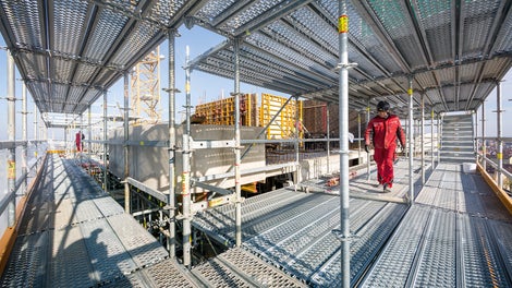 Das Modulgerüst PERI UP Flex passte sich der Gebäude- und Balkongeometrie ideal im metrischen 25-cm-Raster an und diente als sicheres Arbeits- und Traggerüst gleichermaßen.