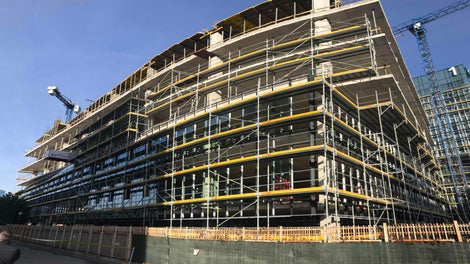 Комбинацията на фасадно и модулно скеле PERI UP позволява с възможно най-малко елементи да се обслужат всички необходими части, от фасадите до таваните, включително да се изпълнят конзолни участъци или премостване, където е необходимо.