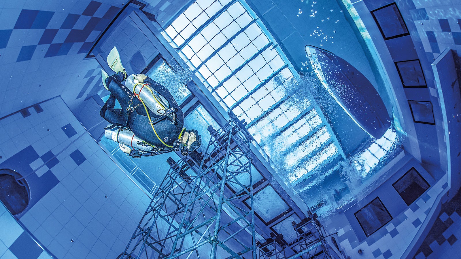 Veealune vaatlemissild vajas toestust kuni basseini veega täitmiseni, seega toestamiseks kasutatud ST 100 tornid tuli lahti võtta vee all. <br/>Selleks kutsuti objektile professionaalsed sukeldajaid. (Foto: Irena Stangierska)<br/>