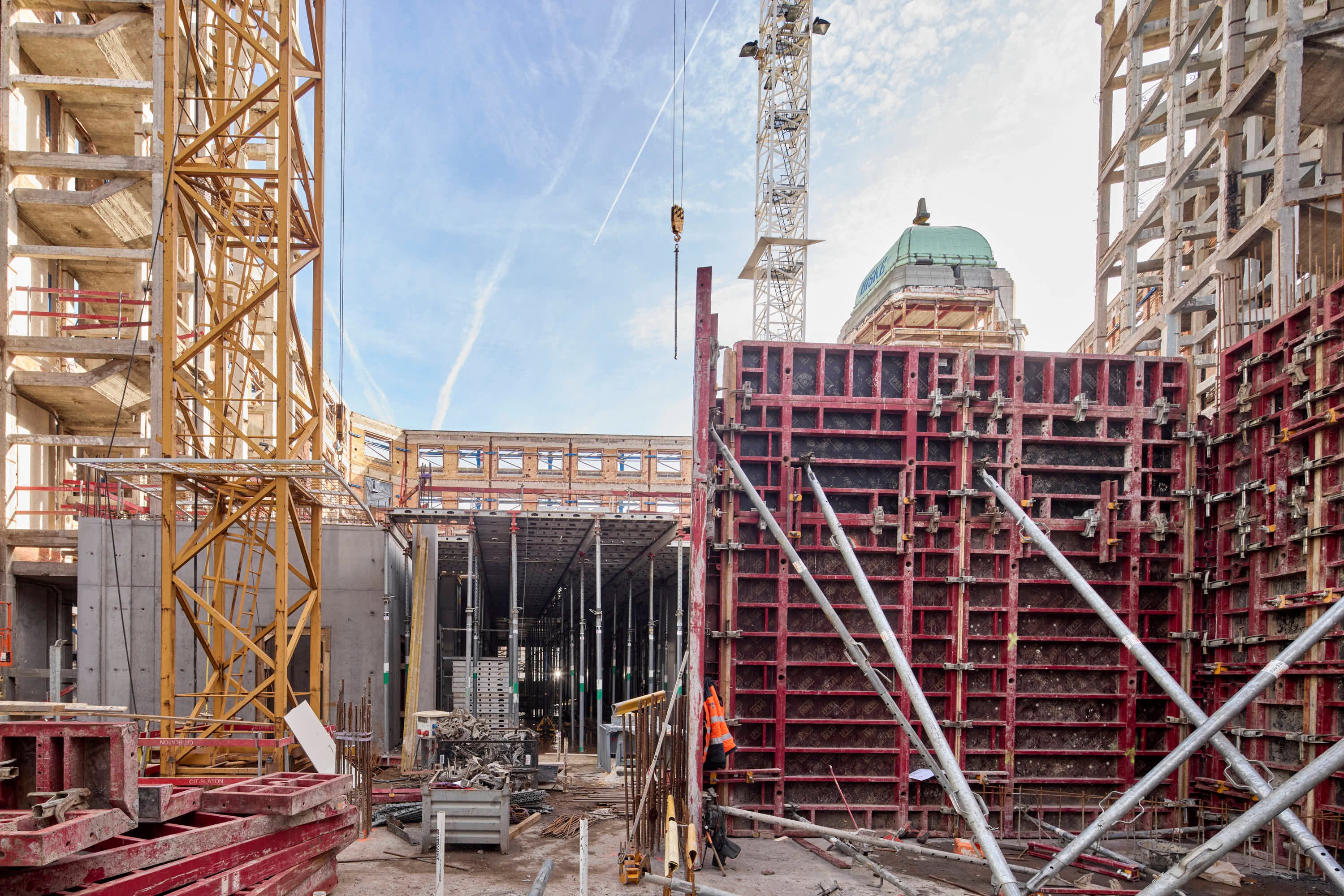 Avec MAXIMO et DUO pour les murs, QUATTRO pour les poteaux, SKYDECK pour les dalles et PERI UP pour les poutres et la façade, PERI a fourni une solution de coffrage sur mesure.