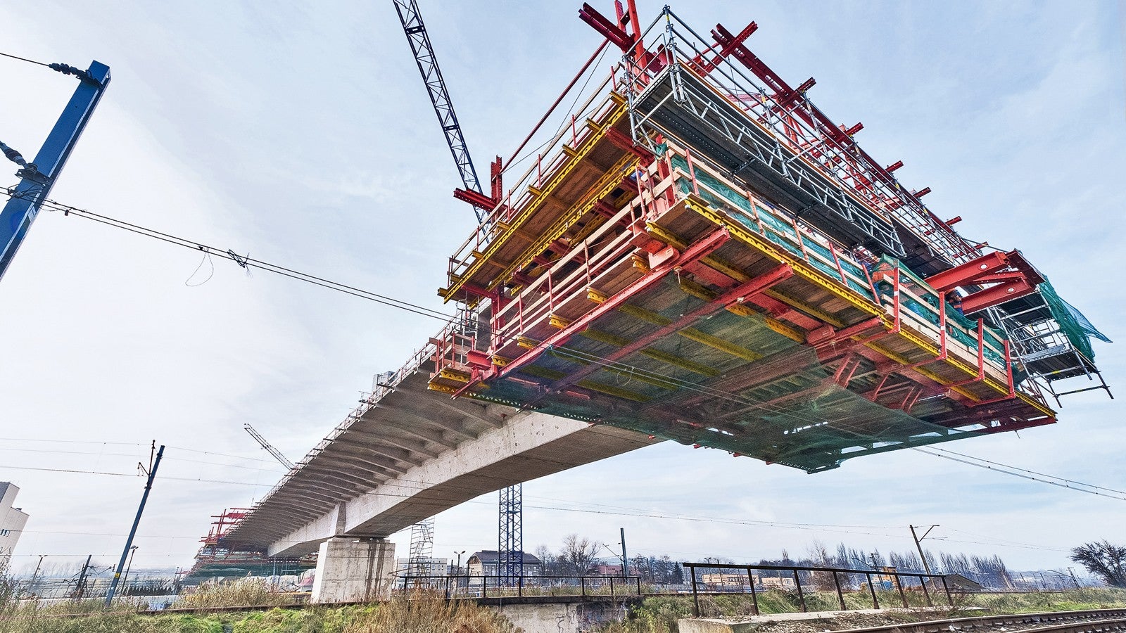 PERI offers an enhanced customer service for civil engineering bridge building. For cantilevered construction projects, for example, the company guarantees the best-possible customer support from a single source throughout the entire course of the project.