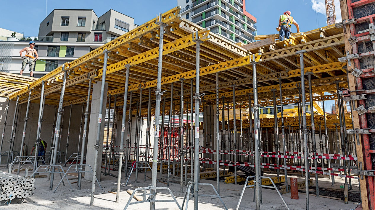 Bednění stropů systémem MULTIFLEX podepřeným stojkami PEP.