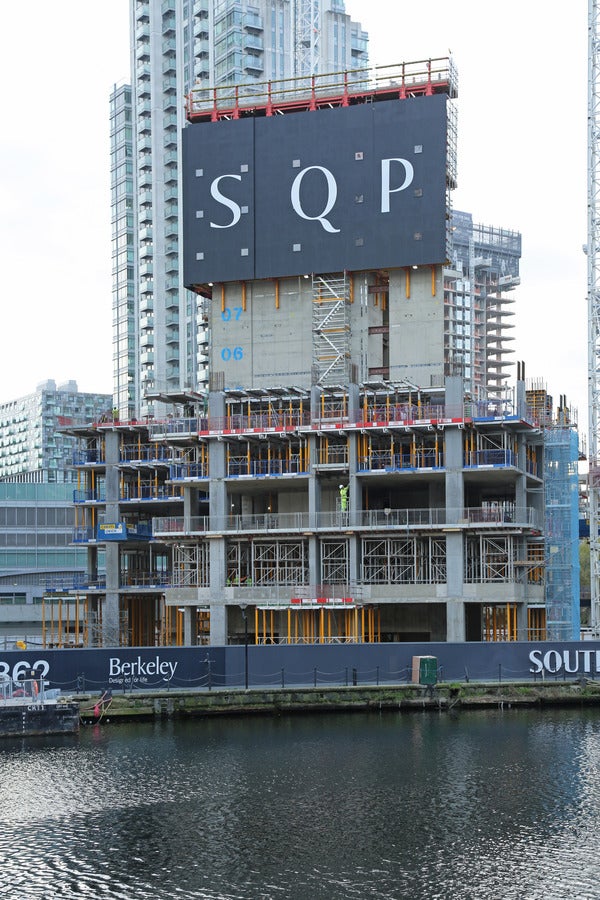 Aufgrund der sehr beengten Platzverhältnisse und der begrenzten Lagerflache waren just-in-time Lieferungen für den Projekterfolg entscheidend. Um die Materialmenge zu begrenzen und die Montage zu vereinfachen, wurden über 80 Schalungselemente vormontiert auf die Baustelle geliefert und schließlich vor Ort fertiggestellt. Für den Projektsupport stellten die digitalen Services von PERI eine große Unterstützung dar. So wurden 3D-Modelle des Bauwerks erstellt, um den Kletterablauf zu visualisieren, mögliche Kollisionen zu erkennen und räumliche Begrenzungen bereits im Vorfeld zu identifizieren.