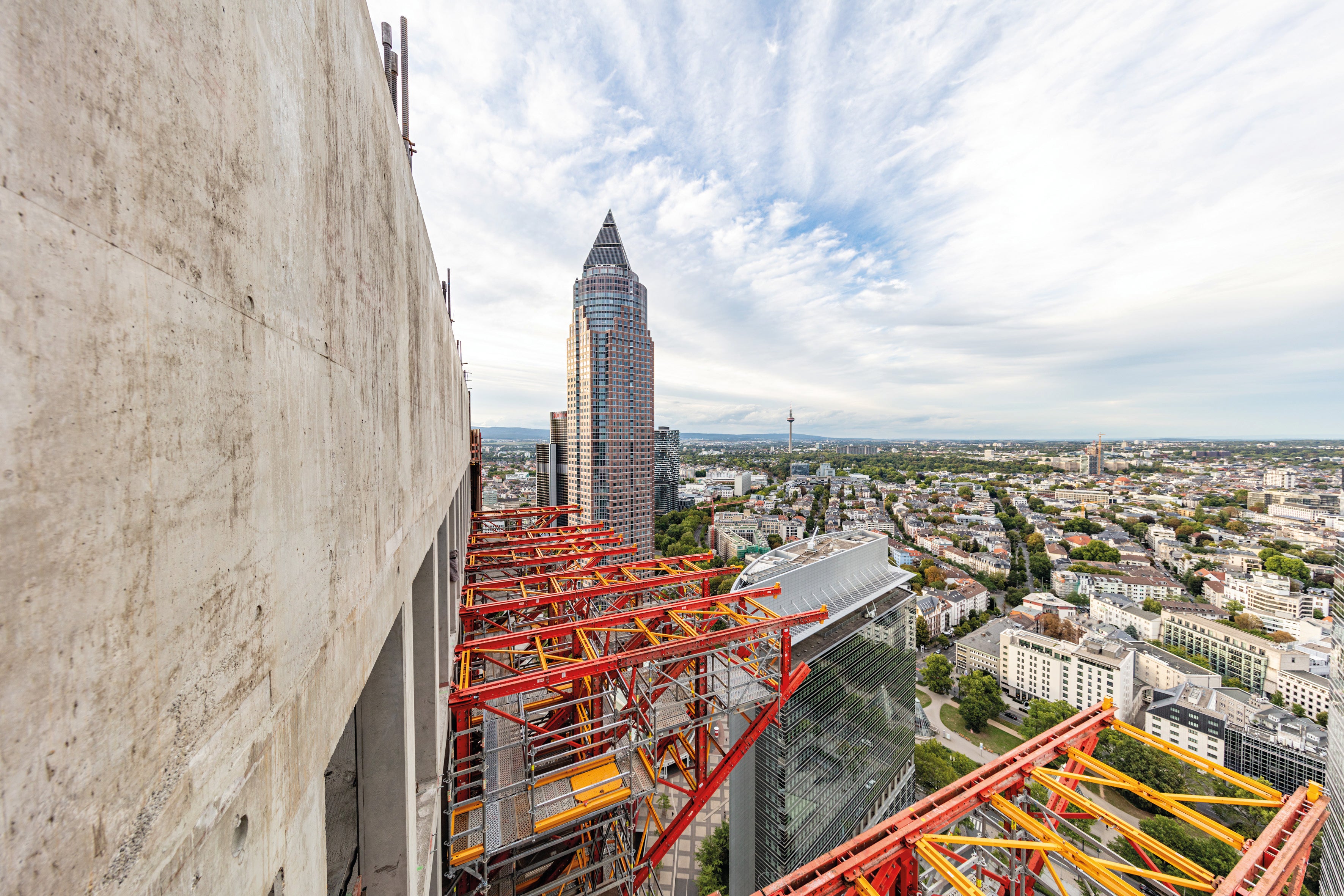 Währen dem Auf-und Abbau der Konsolen am Gebäude wurde aus Bauteilen des PERI UP Gerüstbaukastens ein Zugangsgerüst errichtet.