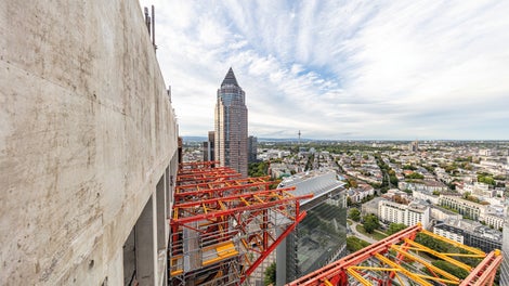 Währen dem Auf-und Abbau der Konsolen am Gebäude wurde aus Bauteilen des PERI UP Gerüstbaukastens ein Zugangsgerüst errichtet.
