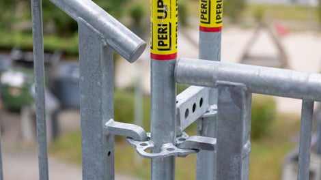 Der PERI UP Gerüstknoten dient sowohl als Anschlusspunkt für die Treppen- und Podestgeländer als auch für die Horizontalriegel der Gerüstkonstruktion.