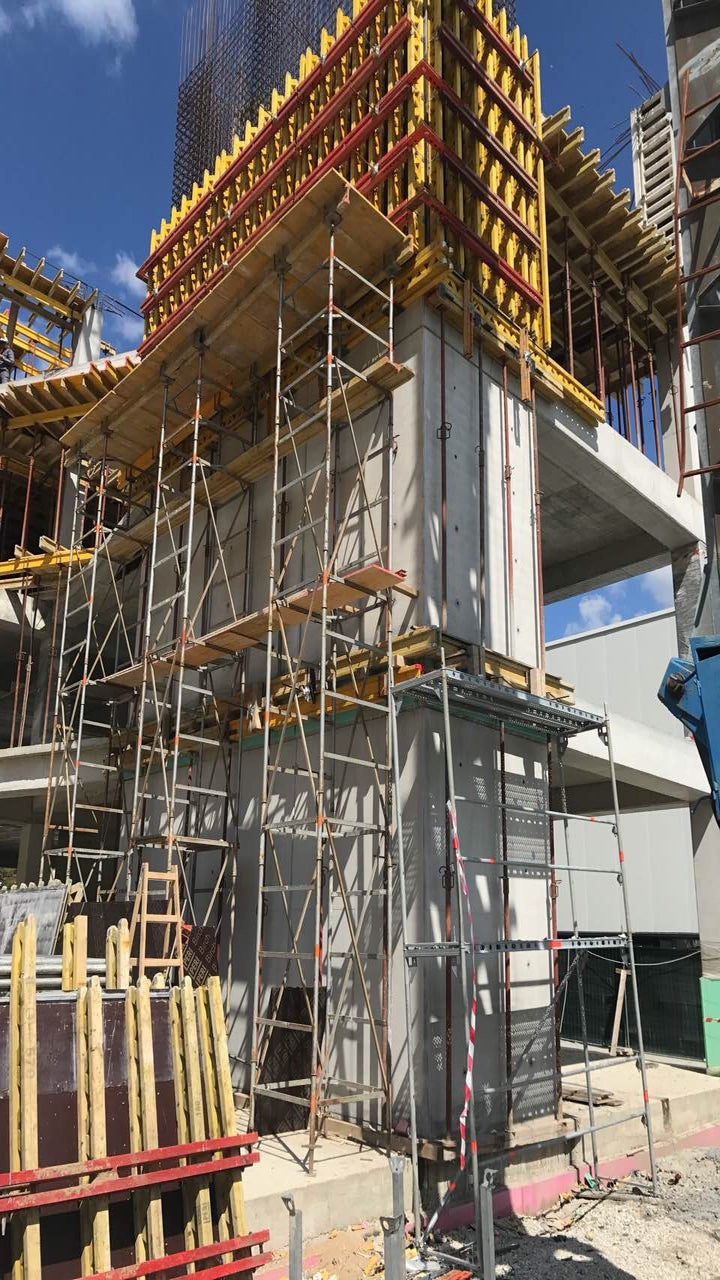 Изграждане на производствена база с представителен магазин MONNI - видим бетон на вертикални елементи