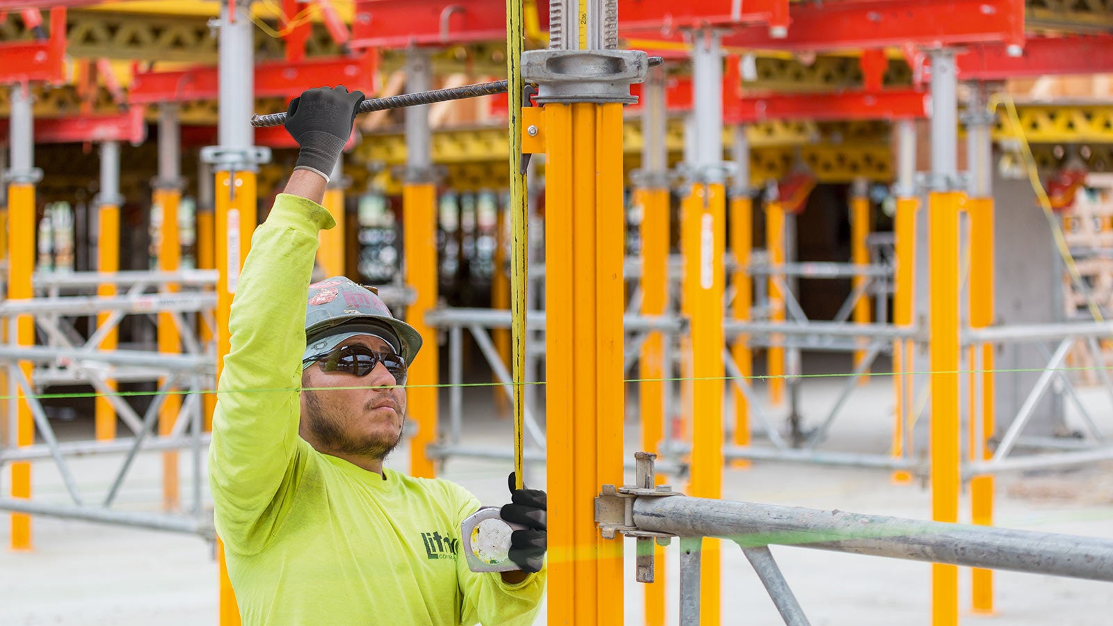 PERI’s MULTIPROP aluminum slab props and shoring towers can be easily adjusted to accommodate field requirements.