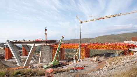 Motorway Bridge T4, Paradisia-Tsakona, Greece: Customized VARIOKIT overall solution for the construction work with Heavy-Duty Shoring Towers VST and Heavy-Duty Truss Girders VRB.