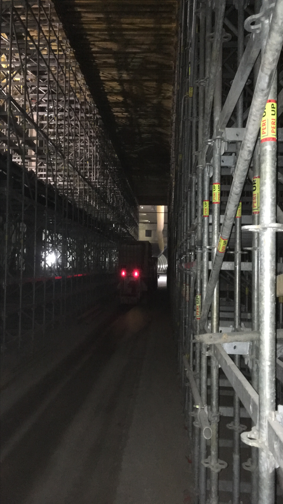 PERI UP Flex е подходящо за приложение при всякакви височини и форми на конструкцията. Стандартизираните размери на всички елементи дават възможност за завъртане на платформите, което позволява на системата да се адаптира към специфичните изисквания на всеки обект