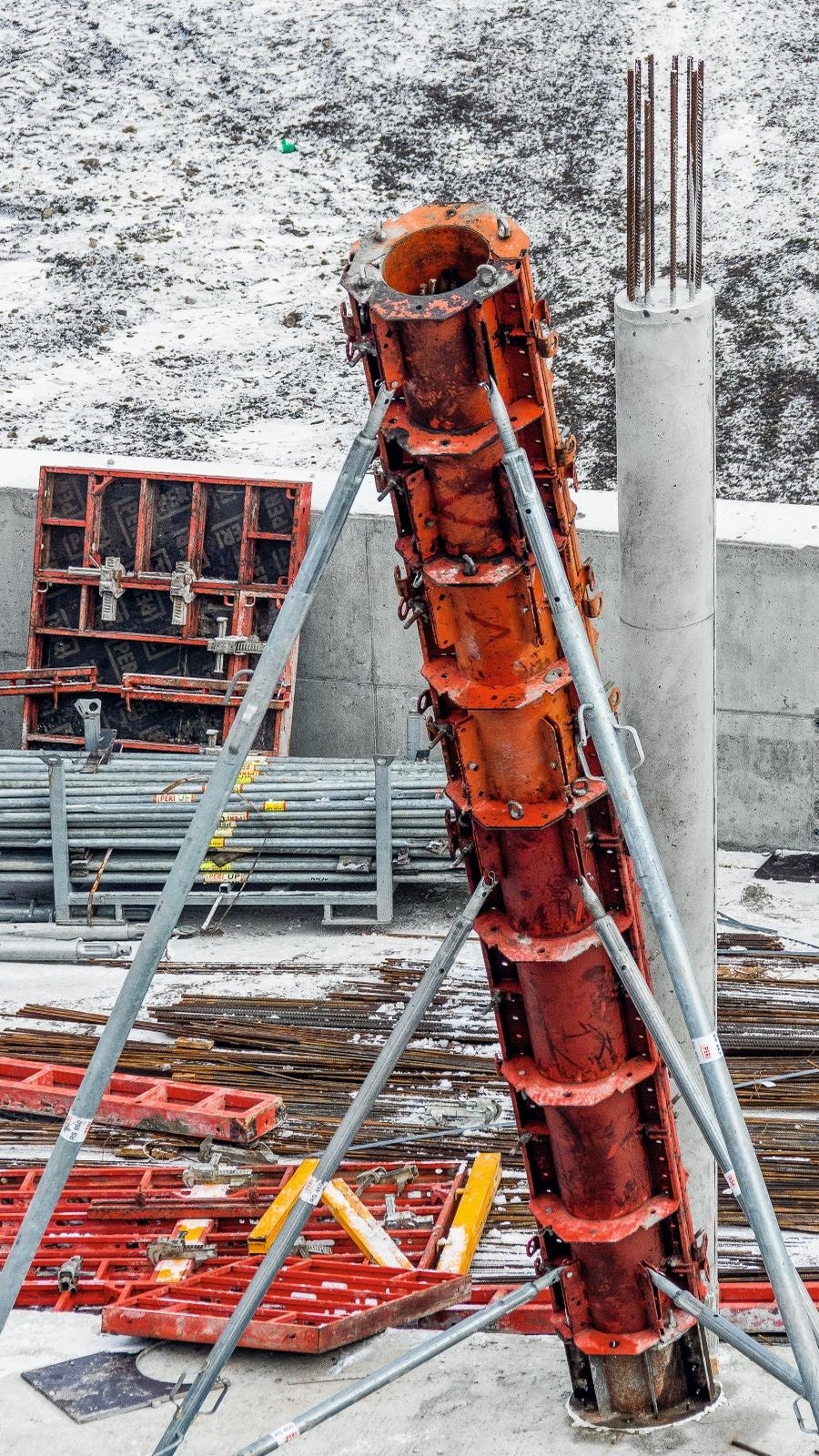 Zvislé a šikmé kruhové stĺpy rástli pomocou systému SRS s priemerom 350, 400, 450 a 500 mm