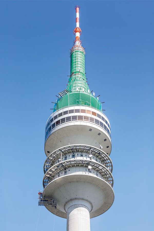 The PERI UP Flex working scaffold is used at heights up to 250 m for inspection and maintenance work on the Munich Olympic Tower.<br/>
