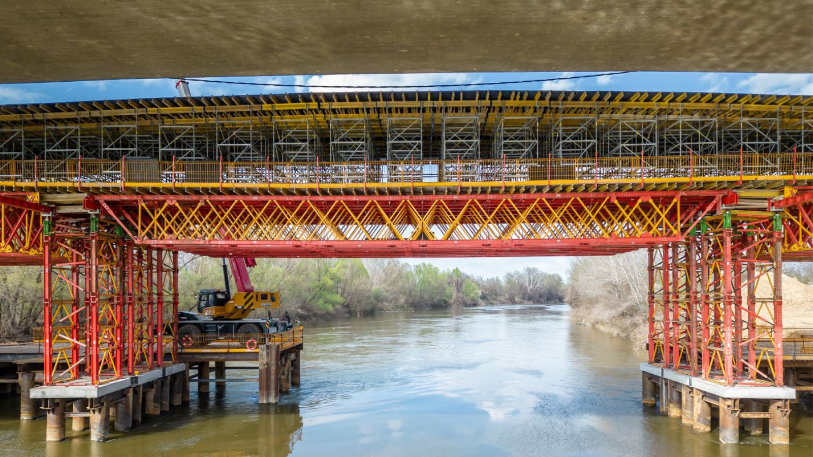 VRB rešetka je korišćena za premošćavanje centralnog raspona ukupne dužine 28m, koje se oslanjaju na VST tornjeve visine 8m.