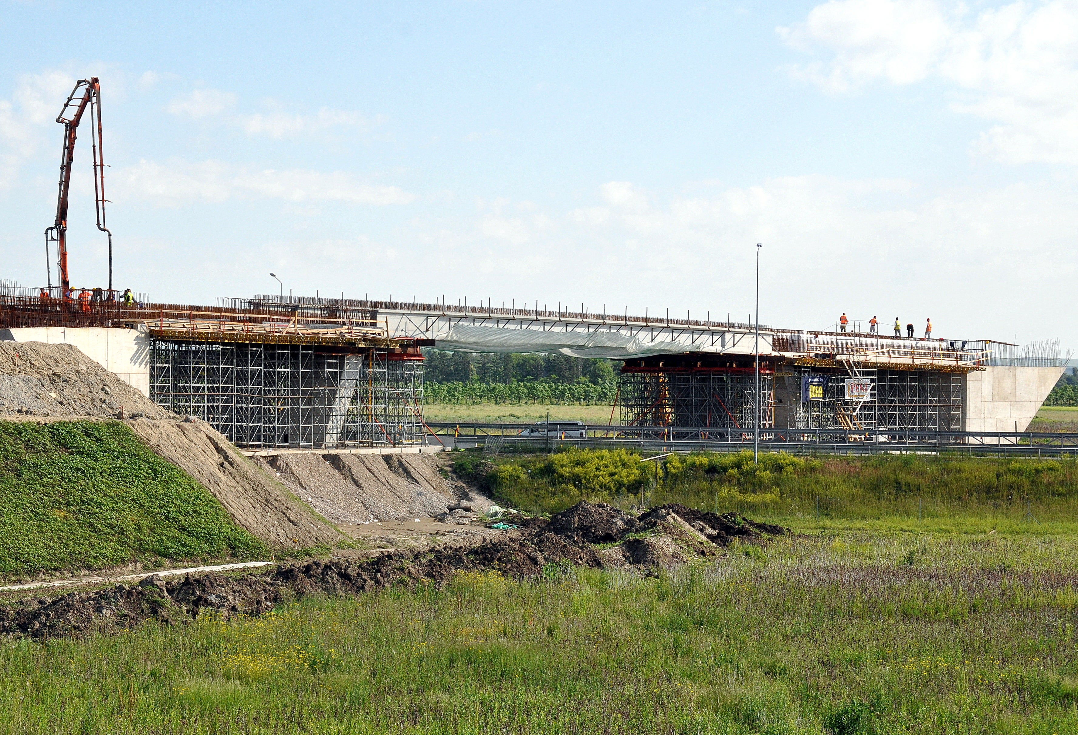 Pod supratraversare peste autostrada A3