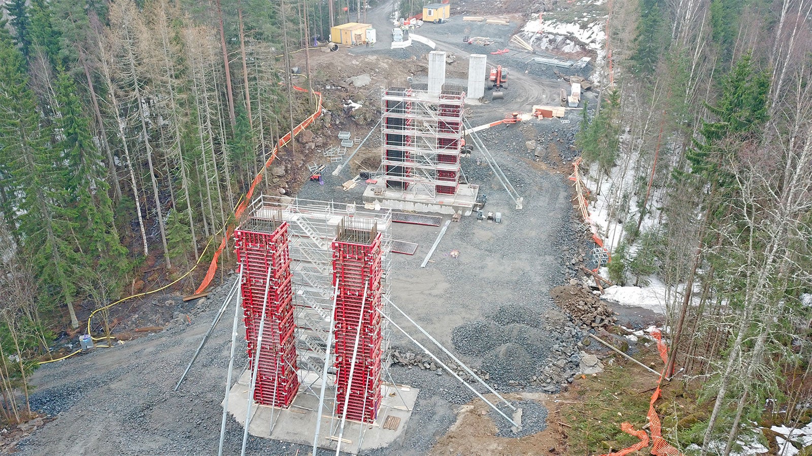 Sillan pilarit muotitettiin MAXIMO-järjestelmällä.