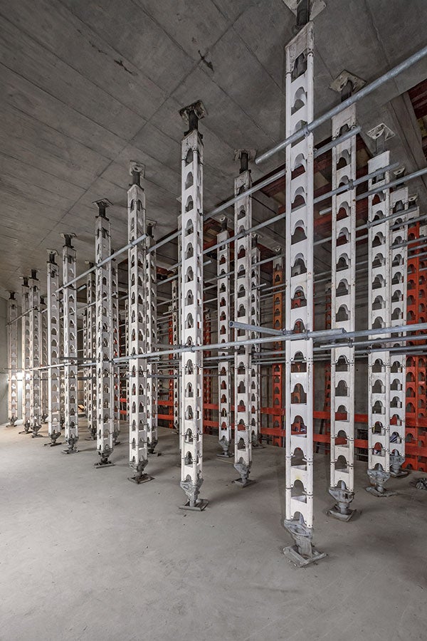 Unterhalb der ersten Zwischendecke sorgten PERI HD 200 Schwerlaststützen für eine zusätzliche, punktuelle Lastabtragung sowie als Durchstützung bis zur Bauwerkssohle.