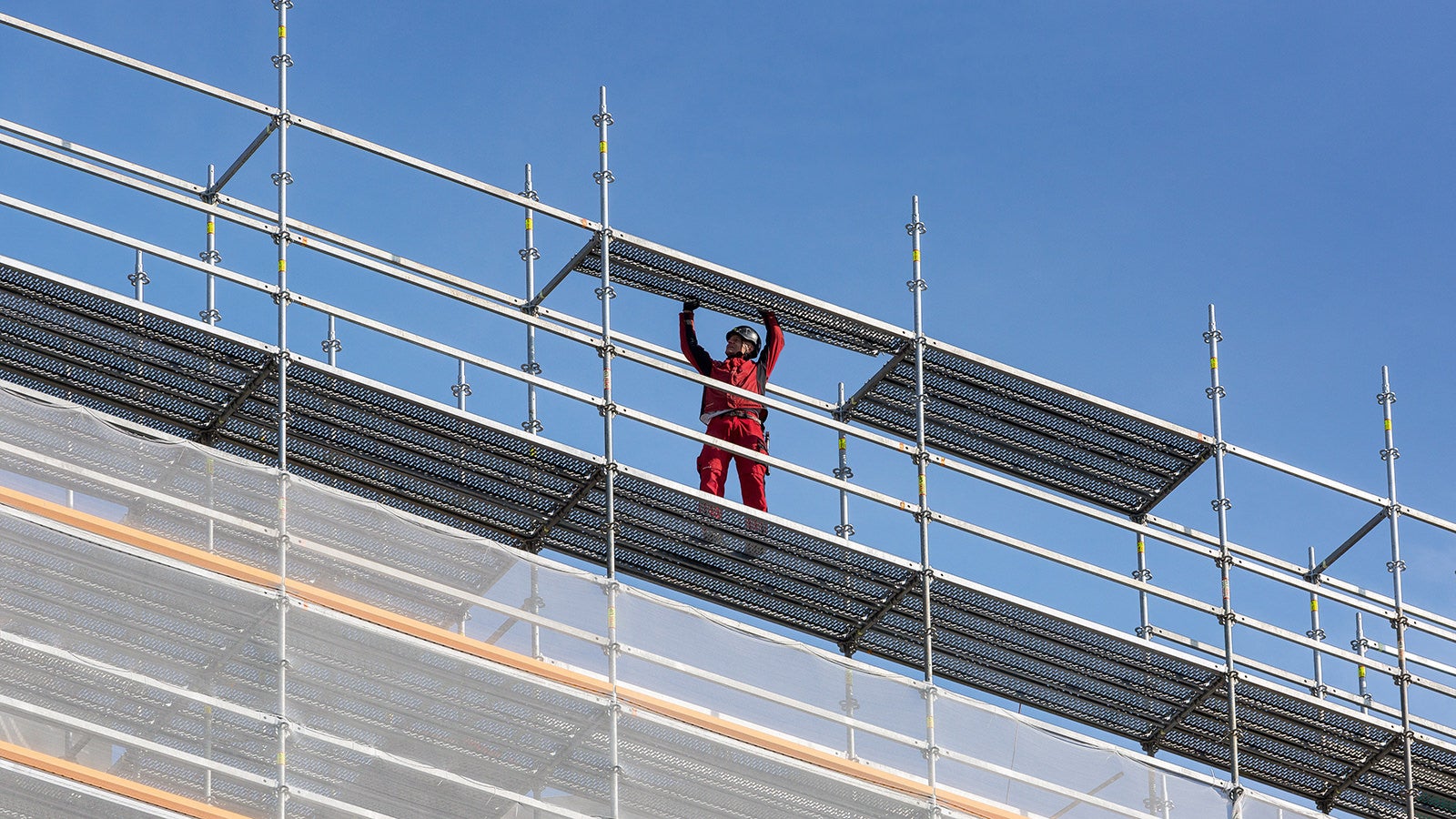 Die PERI UP Systembeläge sind sofort nach dem Auflegen auf die Stahlriegel abhebesicher gehalten – ohne Zusatzbauteile und daher ohne Stolperstellen.