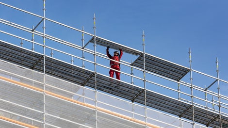 Die PERI UP Systembeläge sind sofort nach dem Auflegen auf die Stahlriegel abhebesicher gehalten – ohne Zusatzbauteile und daher ohne Stolperstellen.
