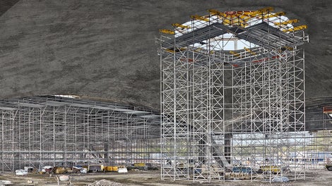 For the refurbishment of the dome, the PERI UP Rosett modular scaffold system served both as shoring as well as working scaffold.