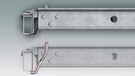 The integrated protection against lifting in the decking in detail: the integrated securing clamp wraps around the rectangular ledger and thereby secures the position of the decking. The PERI UP decks are thereby prevented from lifting after installation without requiring any additional components.