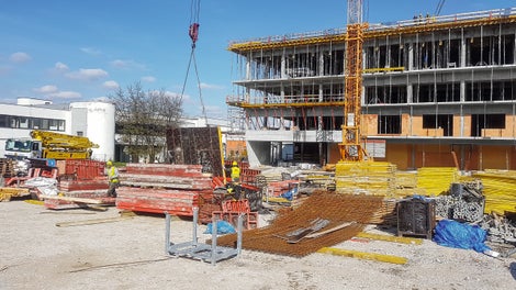 Podopretie balkónov bolo riešené dvomi spôsobmi. Buď kombináciou SRU závor a s podopretím SLS, alebo pomocou podperného systému PERI UP Flex.