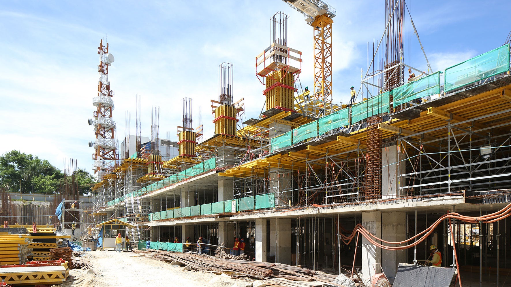 Cebu IT Park is situated at a primary section of Cebu City's northern district. Its roads connect to major arteries that lead to the Mactan International Airport and the Cebu International Port.