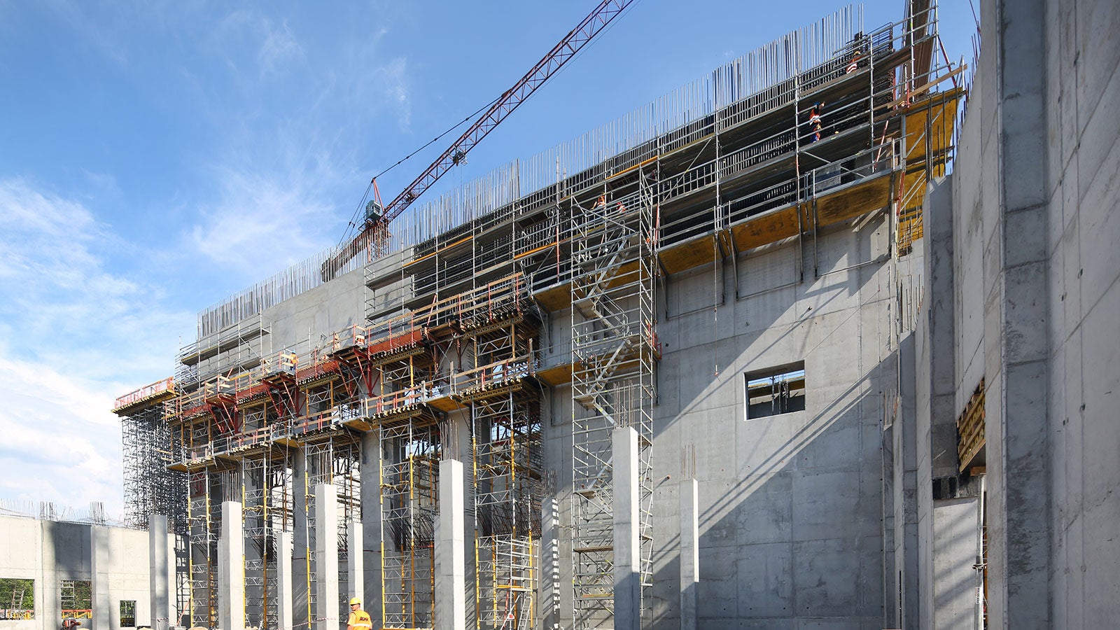 W sąsiedztwie bunkra powstają garaże wraz z warsztatem. Tutaj wszystkie elementy żelbetowe wykonywane są z betonu architektonicznego.