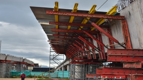 Sistema de ingeniería VARIOKIT en conjunto con MULTIFLEX soportando el volado de tablero.