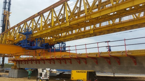 El sistema de encofrado de losas MULTIFLEX en conjunto con las consolas VARIOKIT ajustables permitieron que la obra se llevara a cabo sin interrumpir el avance de las vigas principales en V. 