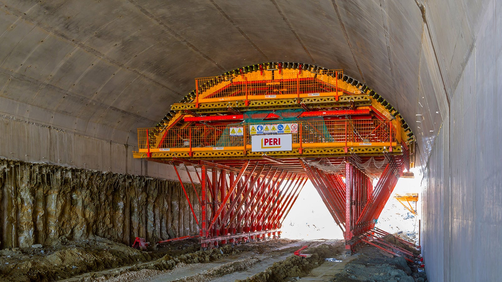 Korišćenje hidrauike prilikom premeštanja oplatnih kolica čine tunelsku konstrukciju posebno ekonomičnom.
