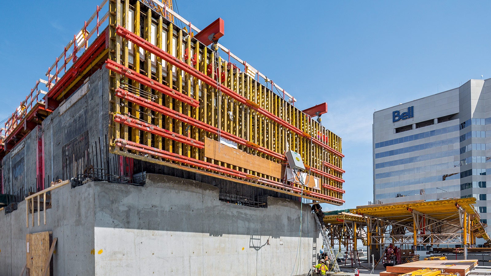 The ACS Core 400 overhead gallows rolls the exterior VARIO GT 24 core wallform into position.