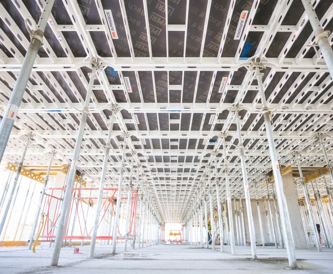 Intuitívne stropné debnenie s rýchlymi zábermi a nízkou potrebou materiálu.