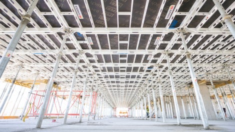 Intuitívne stropné debnenie s rýchlymi zábermi a nízkou potrebou materiálu.