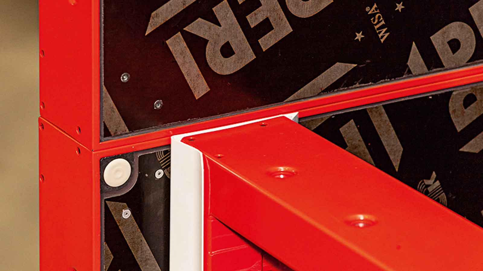 Listwy trójkątne o długości krawędzi 15 mm można łatwo przymocować do płyty bez konieczności stosowania dodatkowych środków mocujących. 