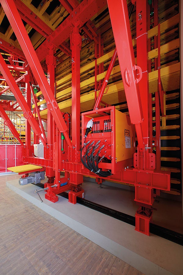 The newly developed longitudinal girder consists of a lightweight travelling beam and V-posts. As the VARIOKIT grid dimensions of 125 mm formed the basis for this new construction, this provides improved adaptability. The new system hydraulics have been developed to deal with the tough daily working conditions in tunnel construction.