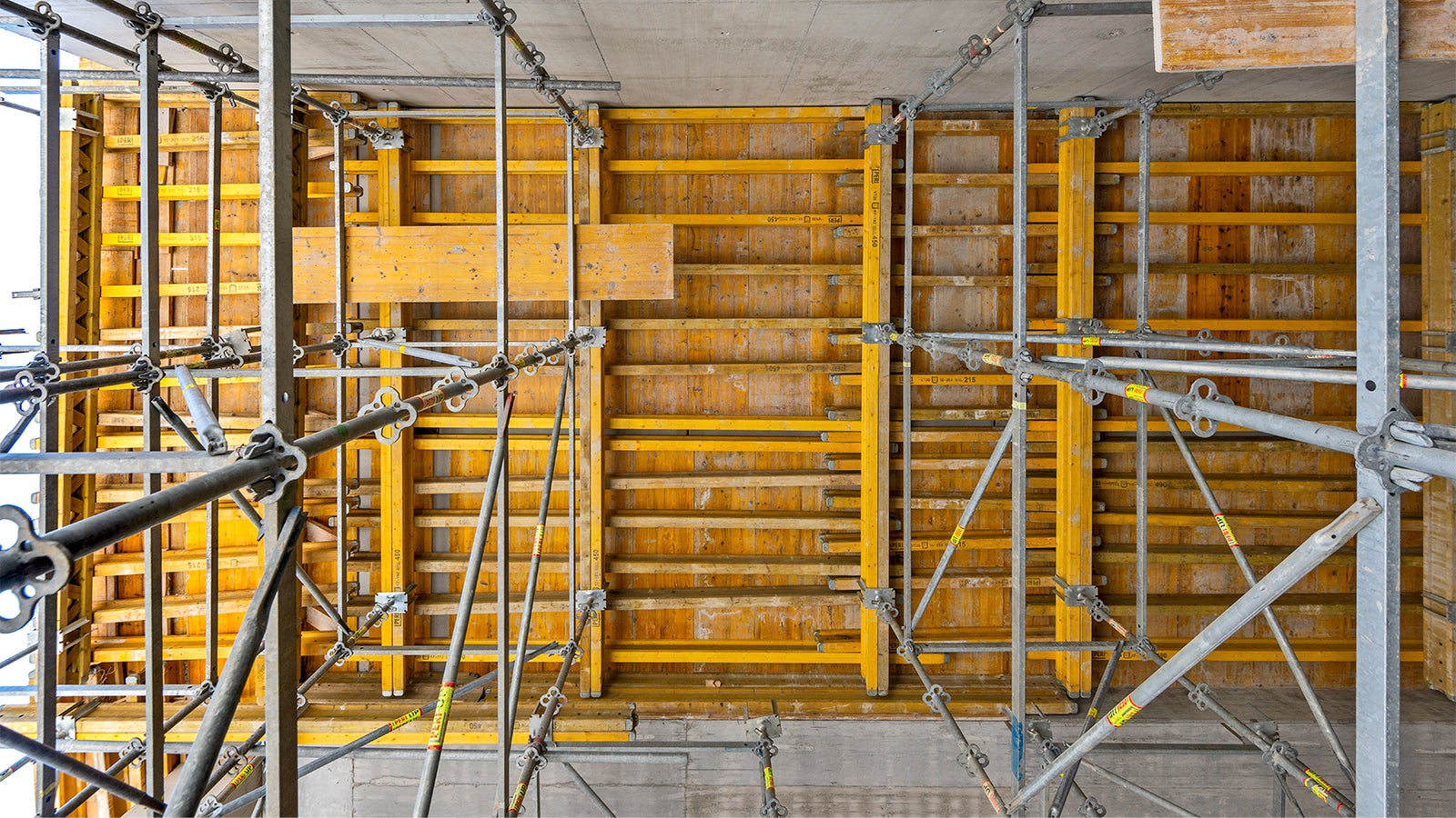 Wysokie podparcia stropów o ciekawej geometrii wykonane przy użyciu bezpiecznego w użytkowaniu systemu PERI UP Flex.