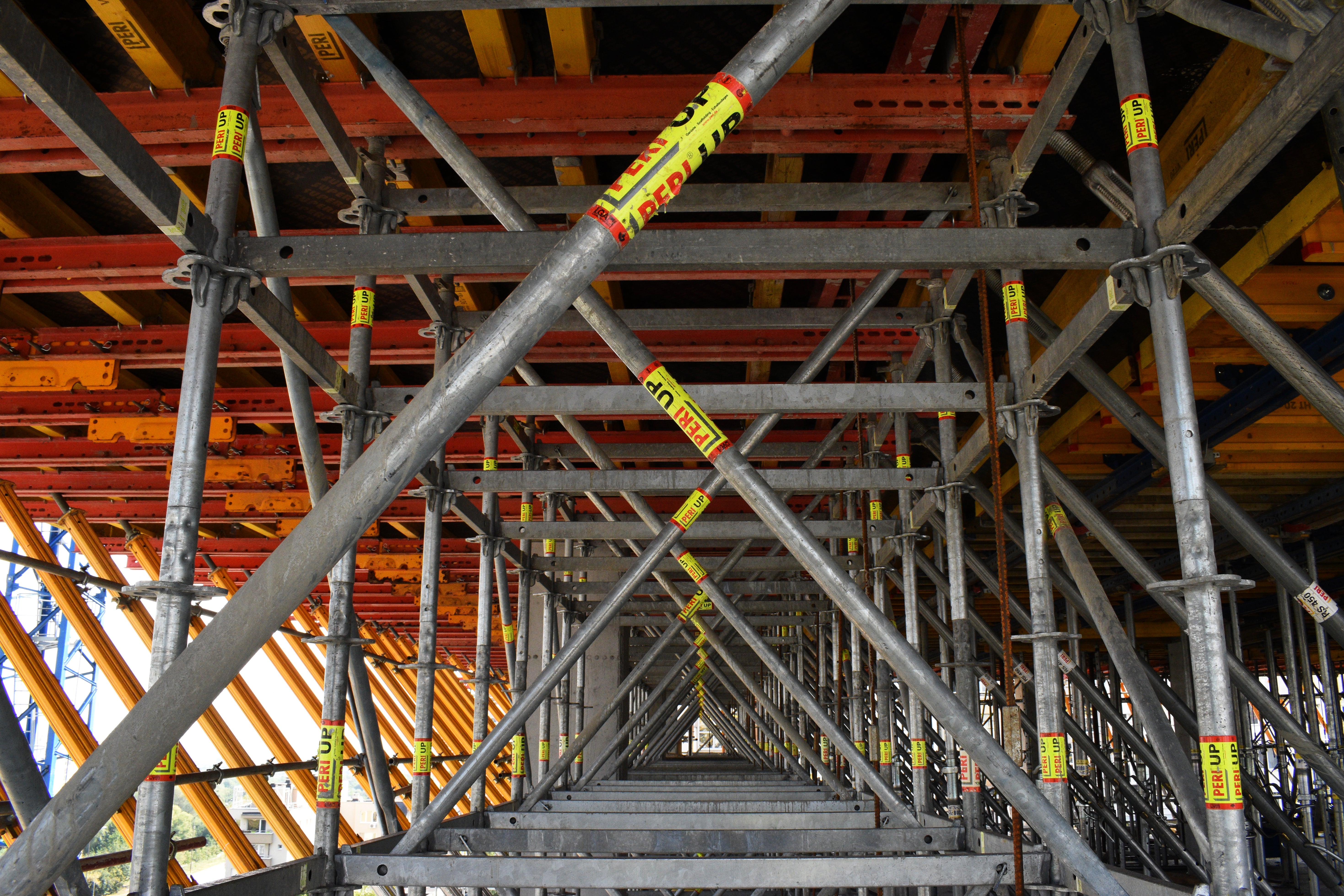 Системно решение за 3,50 метра конзолно подпиране с PERI UP Flex модулно скеле на плоча с VARIOKIT елементи