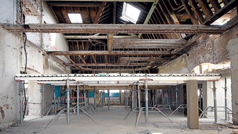 Refurbishment with SKYDECK: the small size of the SKYDECK panels is an advantage also in confined spaces – here the slab formwork is being supported on PEP props.