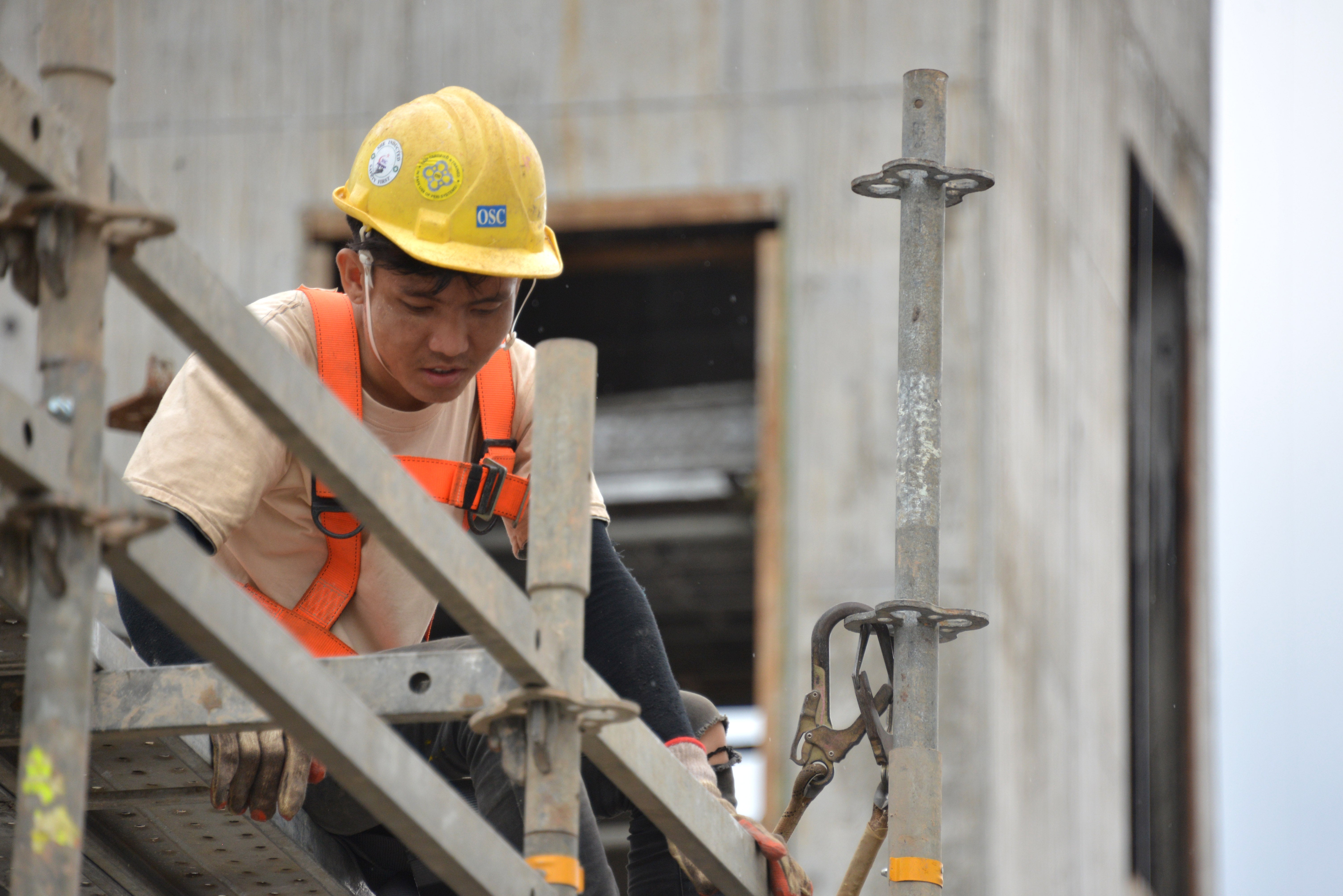 Site crew assembling PERI Up Flex Shoring with ease