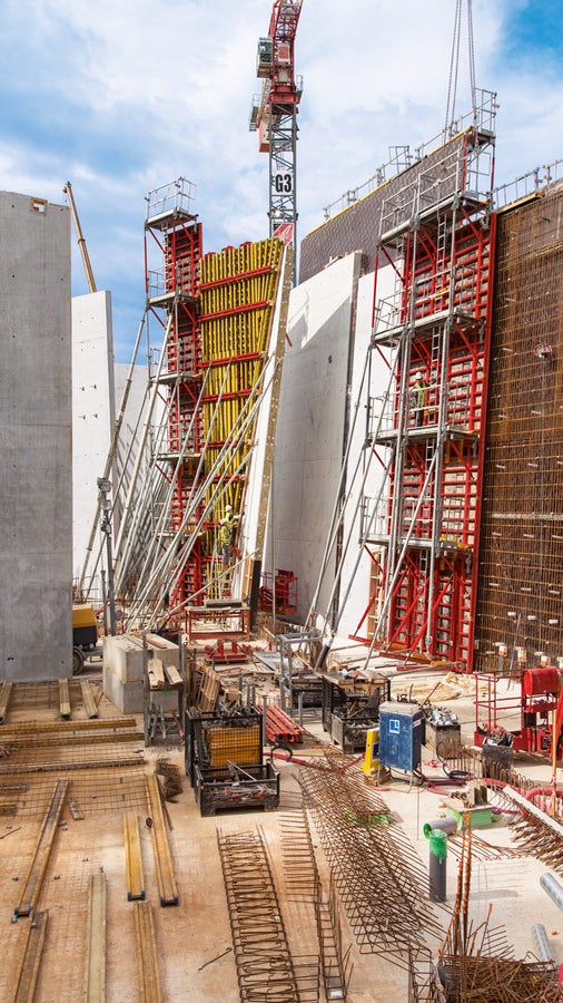 With customized VARIO GT 24 girder wall formwork, those areas featuring two counter-positioned inclinations can easily be aligned.