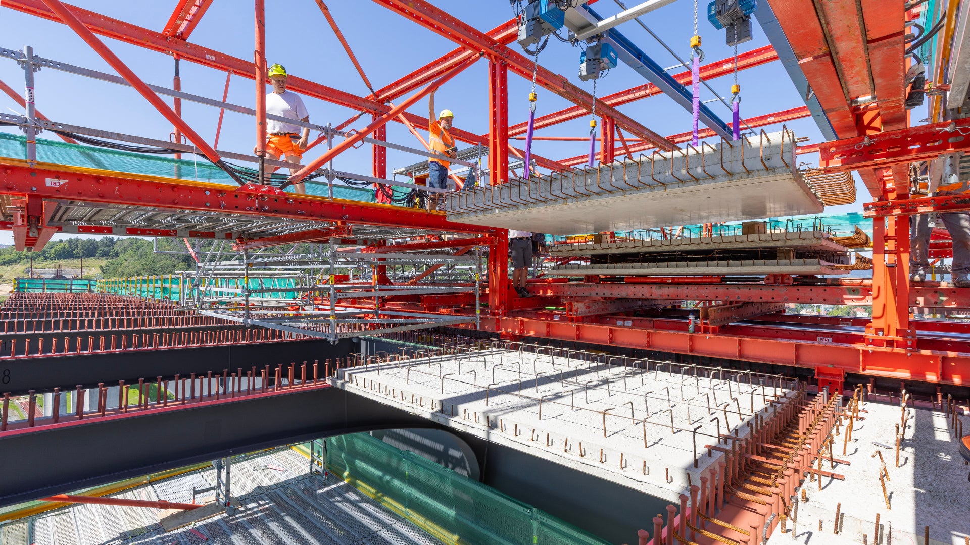 Die PERI Baukastensysteme VARIOKIT und PERI UP ergänzen sich zu einer projektspezifischen Gesamtlösung zum Verlegen der 4 t schweren HFT-Betonplatten.