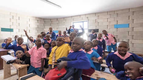 Un innovador sistema de encofrado para la producción de bloques de hormigón, que desempeñó un papel central en la construcción de una escuela en Nairobi, es una de las formas en que PERI promueve la sostenibilidad. PERI patrocina la construcción de una escuela cada año.<br/>(Foto: PERI SE)<br/>
