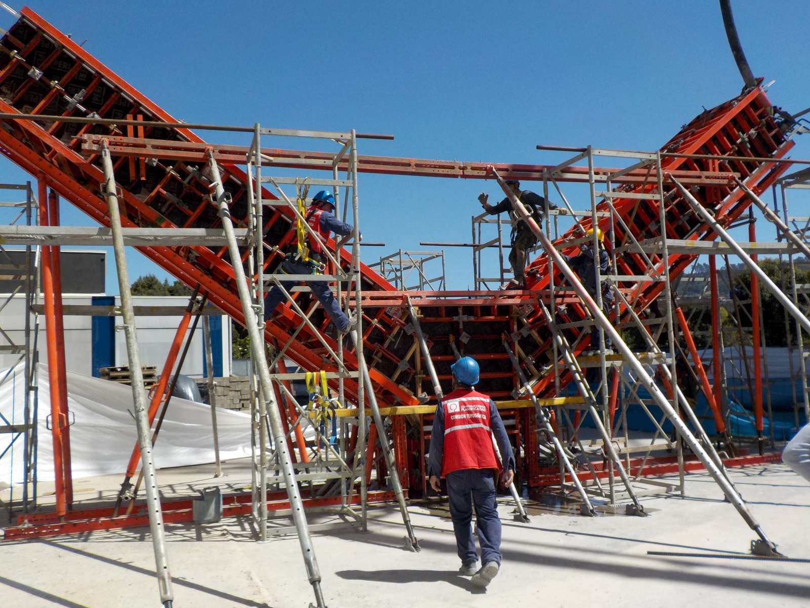 Aunque la geometría de las columnas es atípica, es fácilmente resuelta con nuestros sistemas VARIOKIT y LIWA, tan solo algunos elementos especiales fueron necesarios para su construcción.
