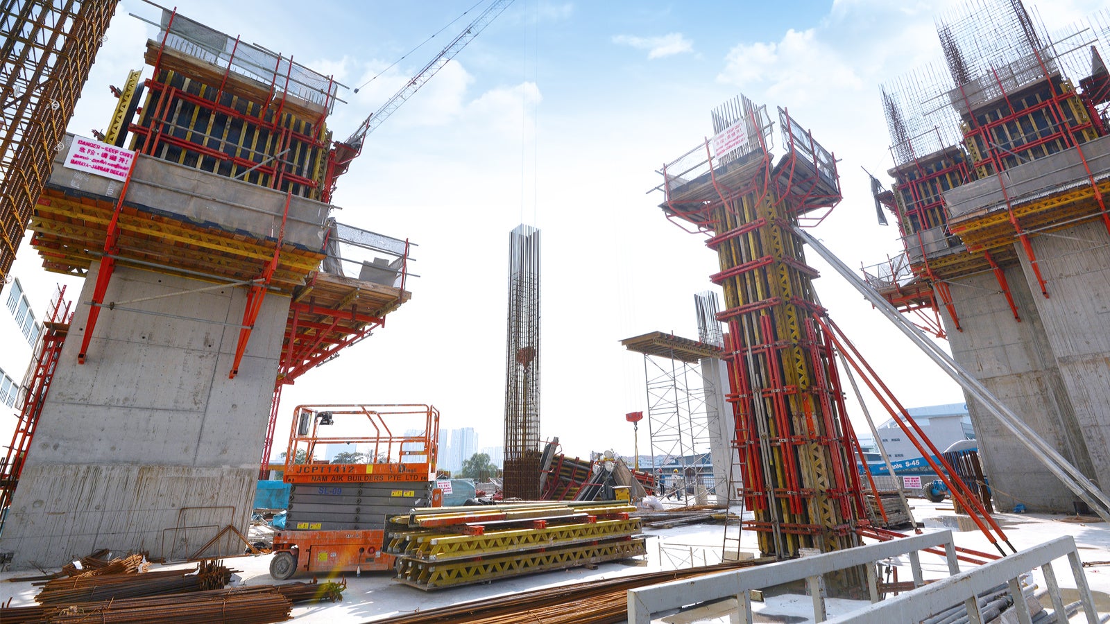 Both CB 240 Climbing Formwork and VARIO GT 24 Column Formwork systems are visible on the 2nd floor of the warehouse as they are used for liftcores and staircases respectively.