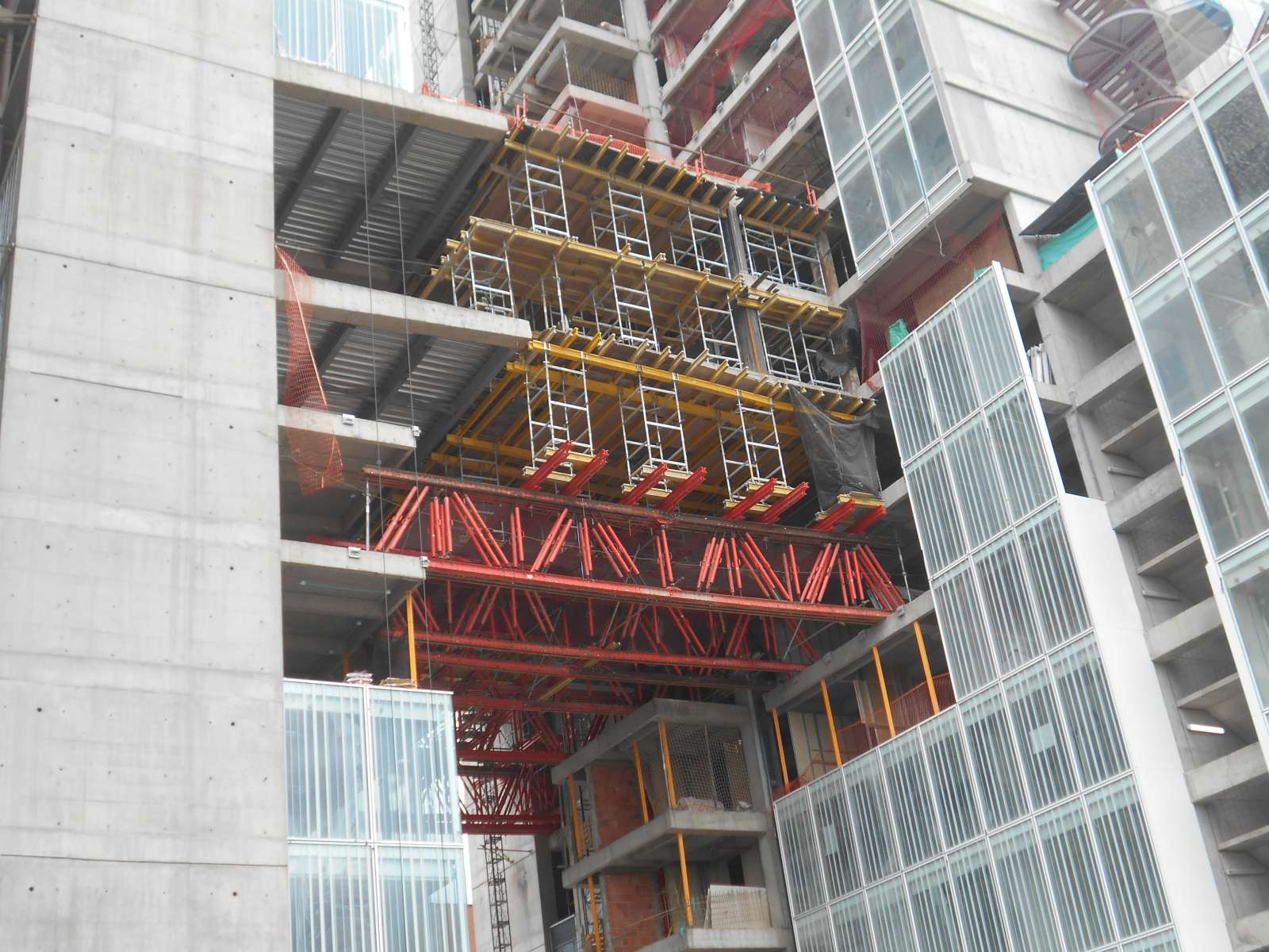 La gran versatilidad del sistema de ingeniería VARIOKIT, permitió la ejecución de losas de unión entre las torres norte y sur, evitando el realizar un cimbrado desde niveles inferiores.